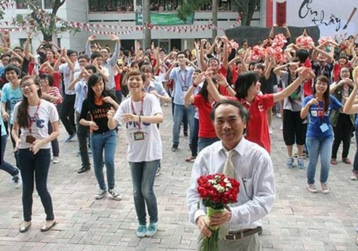 Những động tác đều tăm tắp của các bạn sinh viên Ngoại thương. >>Chân dung Bộ trưởng Giáo dục và Đào tạo qua các thời kỳ >> Những tấm thiệp đầy ý nghĩa mừng ngày nhà giáo Việt Nam Những hình ảnh xúc động về "lớp học tật nguyền" của bà lão 80 tuổi Những hình ảnh xúc động... "Mẹ hiền của chúng con" Chùm ảnh: "Phiêu" cùng xe tự chế độc nhất vô nhị của học trò vùng cao Những bức ảnh đen trắng quý hiếm về học sinh thời chiến >>Phát sốt vì 4 nữ giáo viên xinh đẹp