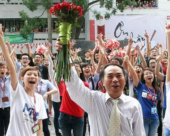 GS.TS Hoàng Văn Châu, hiệu trưởng của nhà trường cũng xúc động trước tình cảm của các sinh viên dành cho các thầy cô giáo. >>Chân dung Bộ trưởng Giáo dục và Đào tạo qua các thời kỳ >> Những tấm thiệp đầy ý nghĩa mừng ngày nhà giáo Việt Nam Những hình ảnh xúc động về "lớp học tật nguyền" của bà lão 80 tuổi Những hình ảnh xúc động... "Mẹ hiền của chúng con" Chùm ảnh: "Phiêu" cùng xe tự chế độc nhất vô nhị của học trò vùng cao Những bức ảnh đen trắng quý hiếm về học sinh thời chiến >>Phát sốt vì 4 nữ giáo viên xinh đẹp