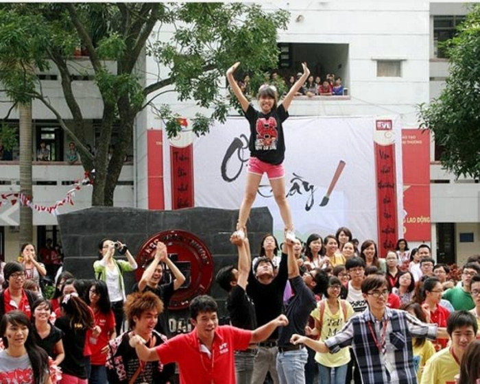 Thể hiện sự nhí nhảnh và trẻ trung của sinh viên Ngoại thương. >>Chân dung Bộ trưởng Giáo dục và Đào tạo qua các thời kỳ >> Những tấm thiệp đầy ý nghĩa mừng ngày nhà giáo Việt Nam Những hình ảnh xúc động về "lớp học tật nguyền" của bà lão 80 tuổi Những hình ảnh xúc động... "Mẹ hiền của chúng con" Chùm ảnh: "Phiêu" cùng xe tự chế độc nhất vô nhị của học trò vùng cao Những bức ảnh đen trắng quý hiếm về học sinh thời chiến >>Phát sốt vì 4 nữ giáo viên xinh đẹp