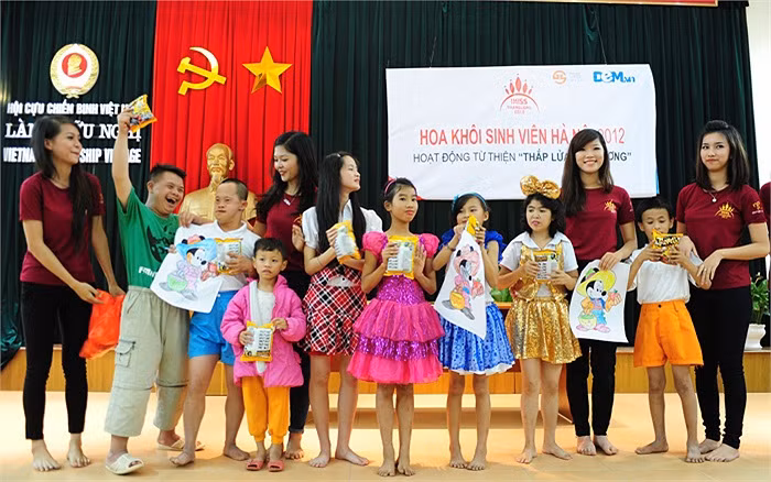 >>Những hotgirl xinh đẹp làm điên đảo cư dân mạng Những nữ sinh đẹp mê hồn giữa đầm sen >>Phát sốt vì vẻ đẹp baby của cô giáo tương lai >>So độ siêu kute của những nữ sinh đình đám nhất Thủ đô >>Phát sốt vì 4 nữ giáo viên xinh đẹp >>Cư dân mạng "điên đảo" vì nhan sắc nữ sinh Trương Tân Uyển >>Hoa khôi ĐH Thương Mại 2012 duyên dáng áo dài