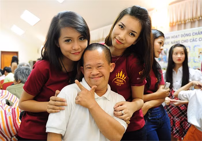 >>Những hotgirl xinh đẹp làm điên đảo cư dân mạng Những nữ sinh đẹp mê hồn giữa đầm sen >>Phát sốt vì vẻ đẹp baby của cô giáo tương lai >>So độ siêu kute của những nữ sinh đình đám nhất Thủ đô >>Phát sốt vì 4 nữ giáo viên xinh đẹp >>Cư dân mạng "điên đảo" vì nhan sắc nữ sinh Trương Tân Uyển >>Hoa khôi ĐH Thương Mại 2012 duyên dáng áo dài