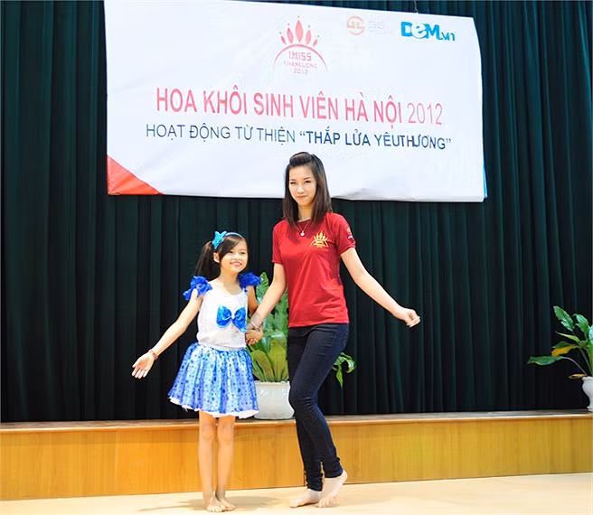 >>Những hotgirl xinh đẹp làm điên đảo cư dân mạng Những nữ sinh đẹp mê hồn giữa đầm sen >>Phát sốt vì vẻ đẹp baby của cô giáo tương lai >>So độ siêu kute của những nữ sinh đình đám nhất Thủ đô >>Phát sốt vì 4 nữ giáo viên xinh đẹp >>Cư dân mạng "điên đảo" vì nhan sắc nữ sinh Trương Tân Uyển >>Hoa khôi ĐH Thương Mại 2012 duyên dáng áo dài