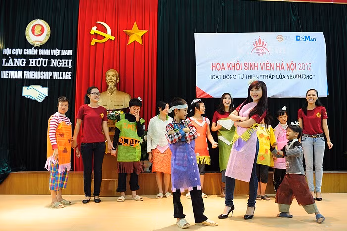 >>Những hotgirl xinh đẹp làm điên đảo cư dân mạng Những nữ sinh đẹp mê hồn giữa đầm sen >>Phát sốt vì vẻ đẹp baby của cô giáo tương lai >>So độ siêu kute của những nữ sinh đình đám nhất Thủ đô >>Phát sốt vì 4 nữ giáo viên xinh đẹp >>Cư dân mạng "điên đảo" vì nhan sắc nữ sinh Trương Tân Uyển >>Hoa khôi ĐH Thương Mại 2012 duyên dáng áo dài