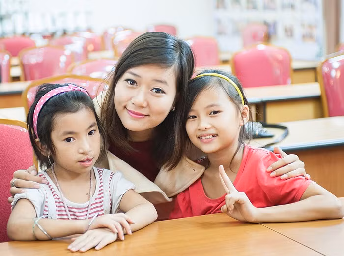 Cuối tuần qua, 15 thí sinh của cuộc thi Hoa khôi SV Hà Nội (Imiss Thăng Long 2012) đã có buổi từ thiện tại làng trẻ em Hữu Nghị (thôn An Trai, xã Vân Canh, huyện Hoài Đức, Hà Nội). >>Những hotgirl xinh đẹp làm điên đảo cư dân mạng Những nữ sinh đẹp mê hồn giữa đầm sen >>Phát sốt vì vẻ đẹp baby của cô giáo tương lai >>So độ siêu kute của những nữ sinh đình đám nhất Thủ đô >>Phát sốt vì 4 nữ giáo viên xinh đẹp >>Cư dân mạng "điên đảo" vì nhan sắc nữ sinh Trương Tân Uyển >>Hoa khôi ĐH Thương Mại 2012 duyên dáng áo dài