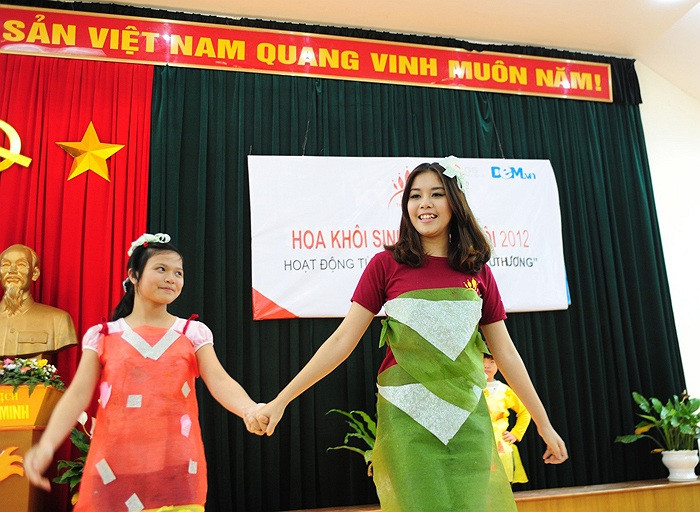 >>Những hotgirl xinh đẹp làm điên đảo cư dân mạng Những nữ sinh đẹp mê hồn giữa đầm sen >>Phát sốt vì vẻ đẹp baby của cô giáo tương lai >>So độ siêu kute của những nữ sinh đình đám nhất Thủ đô >>Phát sốt vì 4 nữ giáo viên xinh đẹp >>Cư dân mạng "điên đảo" vì nhan sắc nữ sinh Trương Tân Uyển >>Hoa khôi ĐH Thương Mại 2012 duyên dáng áo dài >>Những hotgirl xinh đẹp làm điên đảo cư dân mạng Những nữ sinh đẹp mê hồn giữa đầm sen >>Phát sốt vì vẻ đẹp baby của cô giáo tương lai >>So độ siêu kute của những nữ sinh đình đám nhất Thủ đô >>Phát sốt vì 4 nữ giáo viên xinh đẹp >>Cư dân mạng "điên đảo" vì nhan sắc nữ sinh Trương Tân Uyển >>Hoa khôi ĐH Thương Mại 2012 duyên dáng áo dài