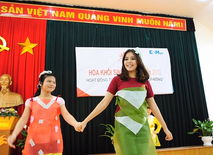 >>Những hotgirl xinh đẹp làm điên đảo cư dân mạng Những nữ sinh đẹp mê hồn giữa đầm sen >>Phát sốt vì vẻ đẹp baby của cô giáo tương lai >>So độ siêu kute của những nữ sinh đình đám nhất Thủ đô >>Phát sốt vì 4 nữ giáo viên xinh đẹp >>Cư dân mạng "điên đảo" vì nhan sắc nữ sinh Trương Tân Uyển >>Hoa khôi ĐH Thương Mại 2012 duyên dáng áo dài