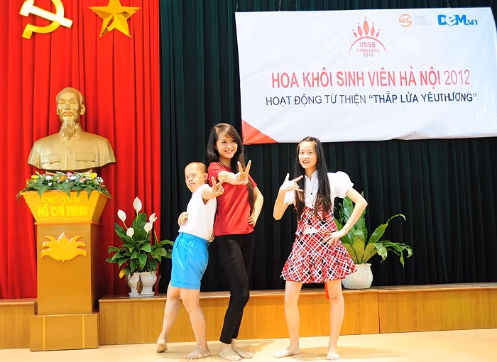 >>Những hotgirl xinh đẹp làm điên đảo cư dân mạng Những nữ sinh đẹp mê hồn giữa đầm sen >>Phát sốt vì vẻ đẹp baby của cô giáo tương lai >>So độ siêu kute của những nữ sinh đình đám nhất Thủ đô >>Phát sốt vì 4 nữ giáo viên xinh đẹp >>Cư dân mạng "điên đảo" vì nhan sắc nữ sinh Trương Tân Uyển >>Hoa khôi ĐH Thương Mại 2012 duyên dáng áo dài