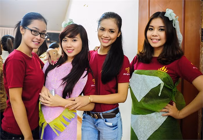 >>Những hotgirl xinh đẹp làm điên đảo cư dân mạng Những nữ sinh đẹp mê hồn giữa đầm sen >>Phát sốt vì vẻ đẹp baby của cô giáo tương lai >>So độ siêu kute của những nữ sinh đình đám nhất Thủ đô >>Phát sốt vì 4 nữ giáo viên xinh đẹp >>Cư dân mạng "điên đảo" vì nhan sắc nữ sinh Trương Tân Uyển >>Hoa khôi ĐH Thương Mại 2012 duyên dáng áo dài