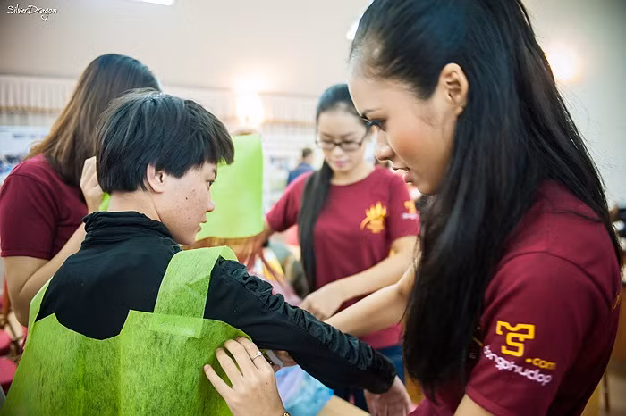 Hoa khôi sinh viên Hà Nội cùng tham gia vào các trò chơi cùng các em nhỏ. >>Những hotgirl xinh đẹp làm điên đảo cư dân mạng Những nữ sinh đẹp mê hồn giữa đầm sen >>Phát sốt vì vẻ đẹp baby của cô giáo tương lai >>So độ siêu kute của những nữ sinh đình đám nhất Thủ đô >>Phát sốt vì 4 nữ giáo viên xinh đẹp >>Cư dân mạng "điên đảo" vì nhan sắc nữ sinh Trương Tân Uyển >>Hoa khôi ĐH Thương Mại 2012 duyên dáng áo dài