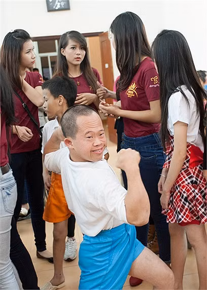 Cậu bé này tạo dáng ngộ nghĩnh thể hiện sự thích thú của bản thân. >>Những hotgirl xinh đẹp làm điên đảo cư dân mạng Những nữ sinh đẹp mê hồn giữa đầm sen >>Phát sốt vì vẻ đẹp baby của cô giáo tương lai >>So độ siêu kute của những nữ sinh đình đám nhất Thủ đô >>Phát sốt vì 4 nữ giáo viên xinh đẹp >>Cư dân mạng "điên đảo" vì nhan sắc nữ sinh Trương Tân Uyển >>Hoa khôi ĐH Thương Mại 2012 duyên dáng áo dài