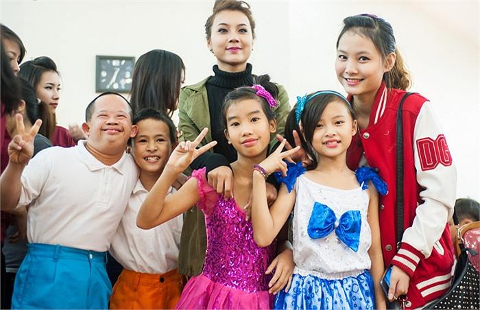 Các em nhỏ ở làng trẻ Hữu Nghị rất vui mừng khi được cùng các hoa khôi sinh viên tham gia các trò chơi. >>Những hotgirl xinh đẹp làm điên đảo cư dân mạng Những nữ sinh đẹp mê hồn giữa đầm sen >>Phát sốt vì vẻ đẹp baby của cô giáo tương lai >>So độ siêu kute của những nữ sinh đình đám nhất Thủ đô >>Phát sốt vì 4 nữ giáo viên xinh đẹp >>Cư dân mạng "điên đảo" vì nhan sắc nữ sinh Trương Tân Uyển >>Hoa khôi ĐH Thương Mại 2012 duyên dáng áo dài Các em nhỏ ở làng trẻ Hữu Nghị rất vui mừng khi được cùng các hoa khôi sinh viên tham gia các trò chơi. >>Những hotgirl xinh đẹp làm điên đảo cư dân mạng Những nữ sinh đẹp mê hồn giữa đầm sen >>Phát sốt vì vẻ đẹp baby của cô giáo tương lai >>So độ siêu kute của những nữ sinh đình đám nhất Thủ đô >>Phát sốt vì 4 nữ giáo viên xinh đẹp >>Cư dân mạng "điên đảo" vì nhan sắc nữ sinh Trương Tân Uyển >>Hoa khôi ĐH Thương Mại 2012 duyên dáng áo dài