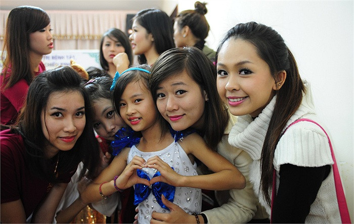 Hoa khôi sinh viên Hà Nội khoe những bộ trang phục giấy tự chế có sự giúp sức của các em nhỏ. >>Những hotgirl xinh đẹp làm điên đảo cư dân mạng Những nữ sinh đẹp mê hồn giữa đầm sen >>Phát sốt vì vẻ đẹp baby của cô giáo tương lai >>So độ siêu kute của những nữ sinh đình đám nhất Thủ đô >>Phát sốt vì 4 nữ giáo viên xinh đẹp >>Cư dân mạng "điên đảo" vì nhan sắc nữ sinh Trương Tân Uyển >>Hoa khôi ĐH Thương Mại 2012 duyên dáng áo dài Hoa khôi sinh viên Hà Nội khoe những bộ trang phục giấy tự chế có sự giúp sức của các em nhỏ. >>Những hotgirl xinh đẹp làm điên đảo cư dân mạng Những nữ sinh đẹp mê hồn giữa đầm sen >>Phát sốt vì vẻ đẹp baby của cô giáo tương lai >>So độ siêu kute của những nữ sinh đình đám nhất Thủ đô >>Phát sốt vì 4 nữ giáo viên xinh đẹp >>Cư dân mạng "điên đảo" vì nhan sắc nữ sinh Trương Tân Uyển >>Hoa khôi ĐH Thương Mại 2012 duyên dáng áo dài