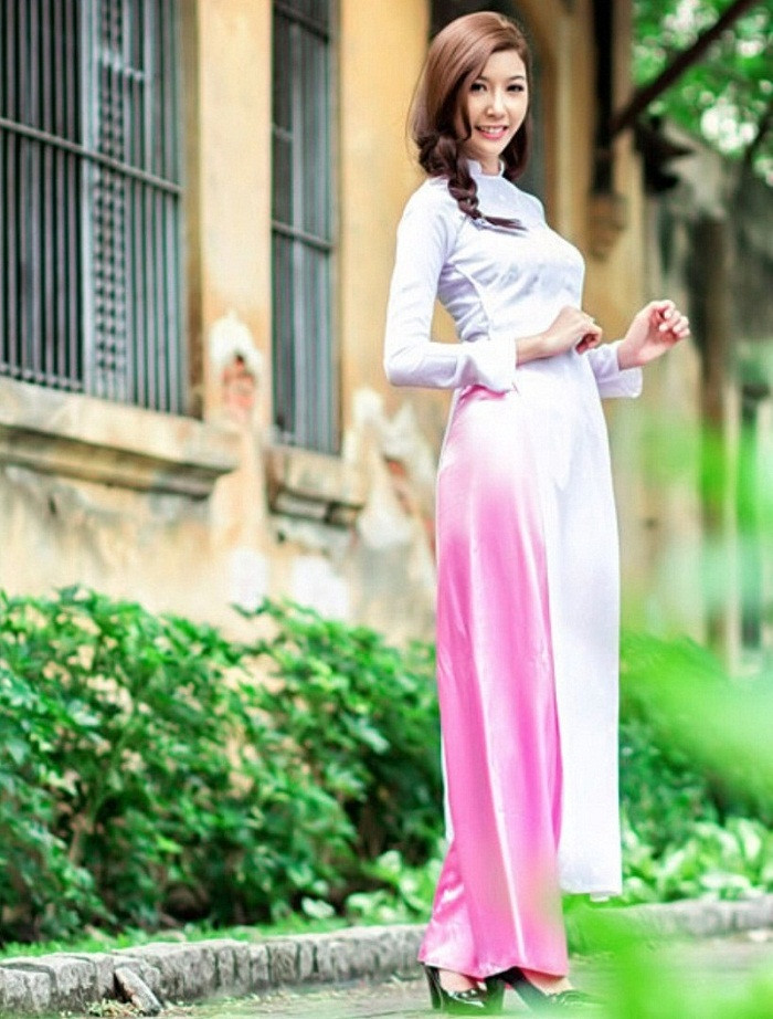 Thúy Vân chia sẻ: "Trở lại trường cũ, em cảm giác mọi thứ vẫn còn rất thân quen. Biết bao nhiêu kỷ niệm với bè bạn, thầy cô giáo ở ngôi trường này khiến em nhớ lại những tháng ngày học sinh yêu dấu. Em chỉ ước mong mình mãi mãi là một cô bé hồn nhiên như thuở nào, được khoác áo học sinh trở về lớp cũ, được ngồi lắng nghe thầy cô giảng bài, được đùa chơi, nghịch ngợm với những người bạn vô tư, đáng yêu của mình...". Chùm ảnh: Những tấm thiệp đầy ý nghĩa mừng ngày Nhà giáo Việt Nam Chùm ảnh: Báo tường độc đáo kỷ niệm ngày 20/11 Những hình ảnh xúc động về "lớp học tật nguyền" của bà lão 80 tuổi Những hình ảnh xúc động... "Mẹ hiền của chúng con" Chùm ảnh: "Phiêu" cùng xe tự chế độc nhất vô nhị của học trò vùng cao Những bức ảnh đen trắng quý hiếm về học sinh thời chiến >>Phát sốt vì 4 nữ giáo viên xinh đẹp Thúy Vân chia sẻ: "Trở lại trường cũ, em cảm giác mọi thứ vẫn còn rất thân quen. Biết bao nhiêu kỷ niệm với bè bạn, thầy cô giáo ở ngôi trường này khiến em nhớ lại những tháng ngày học sinh yêu dấu. Em chỉ ước mong mình mãi mãi là một cô bé hồn nhiên như thuở nào, được khoác áo học sinh trở về lớp cũ, được ngồi lắng nghe thầy cô giảng bài, được đùa chơi, nghịch ngợm với những người bạn vô tư, đáng yêu của mình...". Chùm ảnh: Những tấm thiệp đầy ý nghĩa mừng ngày Nhà giáo Việt Nam Chùm ảnh: Báo tường độc đáo kỷ niệm ngày 20/11 Những hình ảnh xúc động về "lớp học tật nguyền" của bà lão 80 tuổi Những hình ảnh xúc động... "Mẹ hiền của chúng con" Chùm ảnh: "Phiêu" cùng xe tự chế độc nhất vô nhị của học trò vùng cao Những bức ảnh đen trắng quý hiếm về học sinh thời chiến >>Phát sốt vì 4 nữ giáo viên xinh đẹp