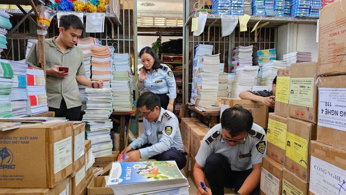 Lực lượng Quản lý thị trường kiểm tra, phát hiện sách giáo khoa có dấu hiệu giả mạo tại Tây Ninh. Ảnh: tayninh.dms.gov.vn. anhr-6656.jpg