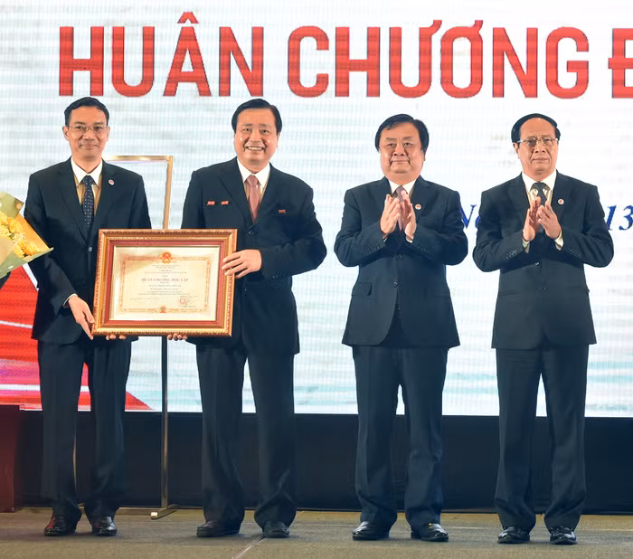 Thay mặt lãnh đạo Đảng, Nhà nước, Phó Thủ tướng Lê Văn Thành trao tặng Huân chương Độc lập hạng Ba cho Tổng cục Phòng, chống thiên tai. Ảnh: VGP/Đức Tuân