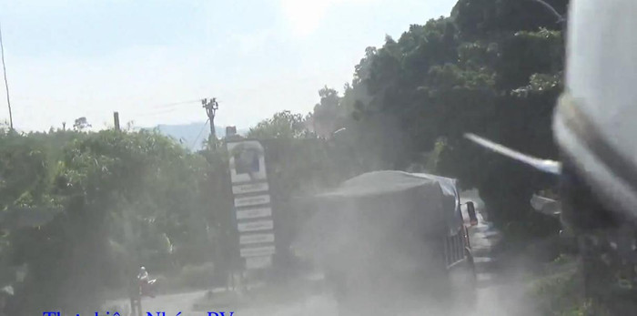 Xe quá tải chở than ngày đêm cày nát đường từ Vàng Danh ra TP. Uông Bí. Ảnh Hải Ninh