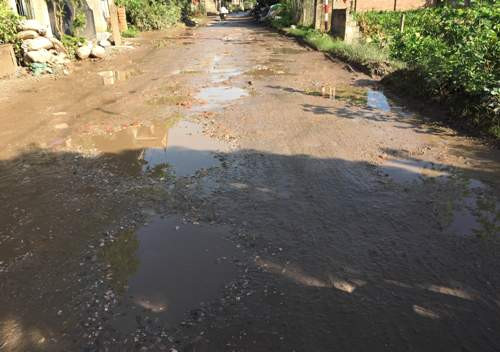 Từ con đường bê tông đẹp đẽ...nhưng đến nay đang chuyển thành con đường bùn đất sau cơn mưa. Ảnh Phan Thiên