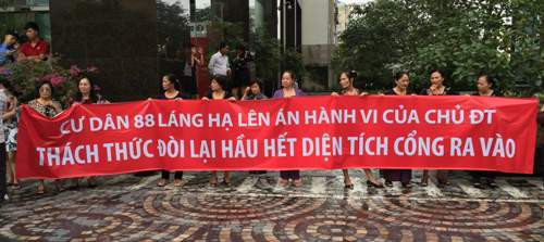 Chiều ngày 9/11 hàng trăm cư dân đã mang băng rôn, biểu ngữ để phản đối chủ đầu tư Hanotex...Ảnh: Phan Thiên Chiều ngày 9/11 hàng trăm cư dân đã mang băng rôn, biểu ngữ để phản đối chủ đầu tư Hanotex...Ảnh: Phan Thiên