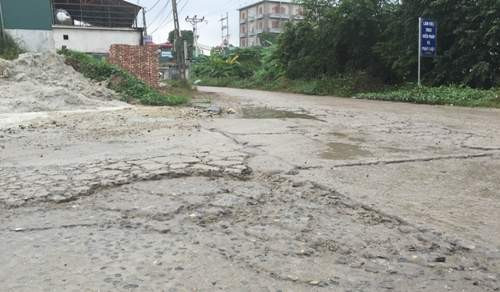 Con đường vào khu vực sản xuất bê tông của Công ty Bình An đang dần xuống cấp. Ảnh: Phan Thiên