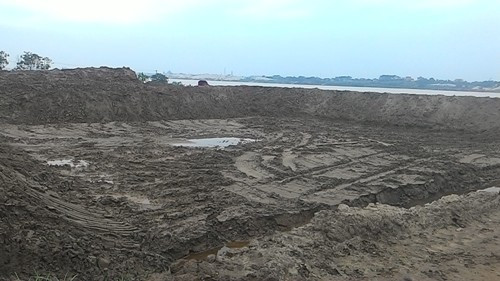 Những bãi núp bóng cải tạo lò gạch tại xã Đông Ninh này sẽ được "vòi rồng" bơm cát trái phép trực tiếp từ lòng sông Hồng. Ảnh: Phan Thiên