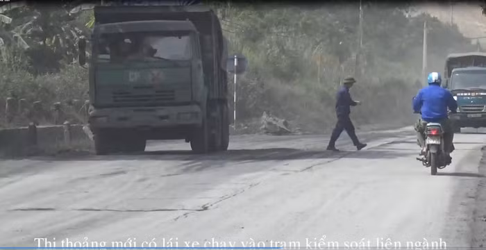 Mỗi lần đến trạm kiểm soát liên ngành, tài xế "chủ động" chỉ cần cầm 1 "cuốn sổ" chạy vào... Mỗi lần đến trạm kiểm soát liên ngành, tài xế "chủ động" chỉ cần cầm 1 "cuốn sổ" chạy vào...