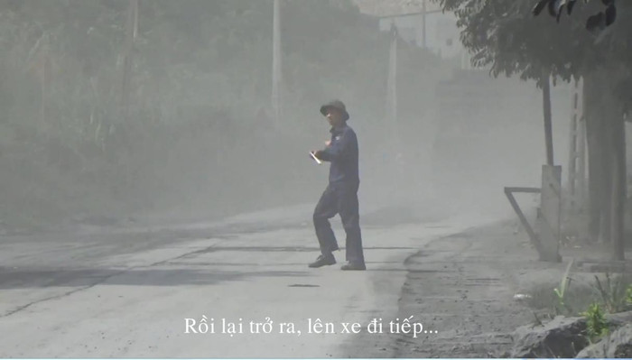 Sau 30 giây trình báo, vị tài xế này lại "hớn hở" quay ra và lên xe đi tiếp... Sau 30 giây trình báo, vị tài xế này lại "hớn hở" quay ra và lên xe đi tiếp...