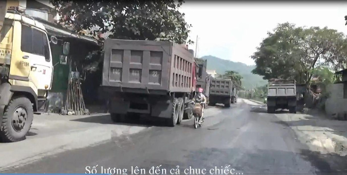 Không những chở quá tải, gây ô nhiễm nghiêm trọng mà các đoàn xe chở than còn chẳng coi luật lệ giao thông ra gì, xếp hàng ngang hàng dọc là chuyện thường ngày. Không những chở quá tải, gây ô nhiễm nghiêm trọng mà các đoàn xe chở than còn chẳng coi luật lệ giao thông ra gì, xếp hàng ngang hàng dọc là chuyện thường ngày.