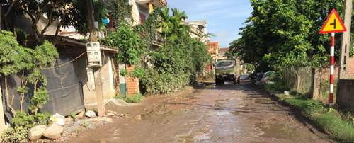 Xe cứ nối đuôi nhau vận chuyển cát từ những bãi mang danh bãi trung chuyển vật liệu trá hình, thực chất là bãi chứa cát khai thác trái phép từ lòng sông Hồng. Ảnh: Phan Thiên