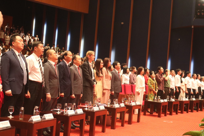 Các khách mời cùng cán bộ, giảng viên, sinh viên trong lễ chào cờ