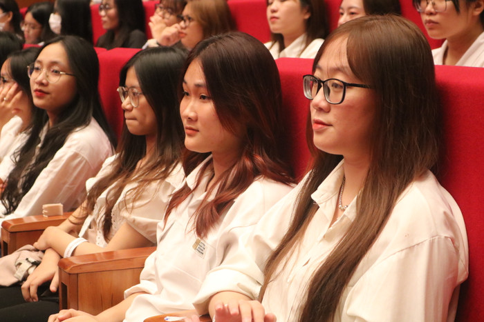 Tân sinh viên UEB trong ngày lễ khai giảng