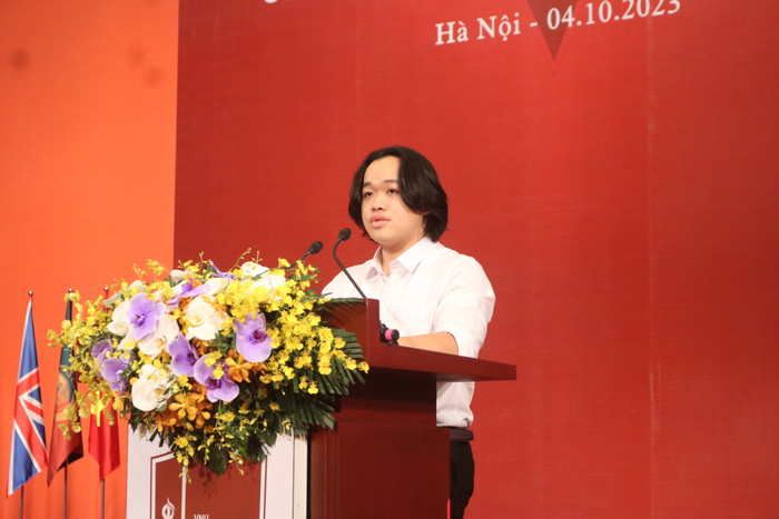 Quách Thế Mạnh - Thủ khoa phương thức xét IELTS, học bạ và phỏng vấn đại diện tân sinh viên phát biểu