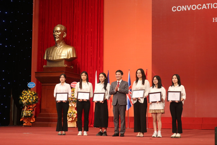 Sinh viên có thành tích xuất sắc được khen thưởng