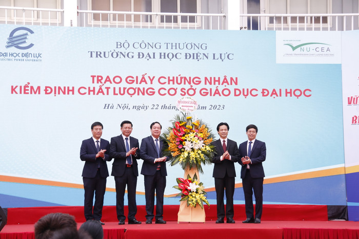 Đại diện Trung tâm Kiểm định chất lượng giáo dục - Đại học Quốc gia Hà Nội trao giấy chứng nhận kiểm định chất lượng giáo dục cho Trường Đại học Điện lực Đại diện Trung tâm Kiểm định chất lượng giáo dục - Đại học Quốc gia Hà Nội trao giấy chứng nhận kiểm định chất lượng giáo dục cho Trường Đại học Điện lực