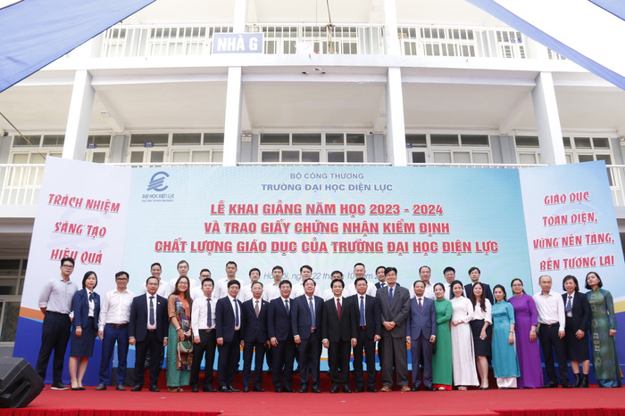 Tập thể lãnh đạo, cán bộ, giảng viên Trường Đại học Điện lực cùng các đại biểu, khách mời tham dự lễ khai giảng chụp ảnh kỉ niệm Tập thể lãnh đạo, cán bộ, giảng viên Trường Đại học Điện lực cùng các đại biểu, khách mời tham dự lễ khai giảng chụp ảnh kỉ niệm