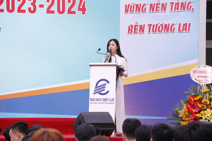 Bạn Hồng Ngọc - Lớp B18, Tài chính doanh nghiệp 1 đại diện cho hơn 16.000 sinh viên Trường Đại học phát biểu tại lễ khai giảng năm học 2023-2024 Bạn Hồng Ngọc - Lớp B18, Tài chính doanh nghiệp 1 đại diện cho hơn 16.000 sinh viên Trường Đại học phát biểu tại lễ khai giảng năm học 2023-2024