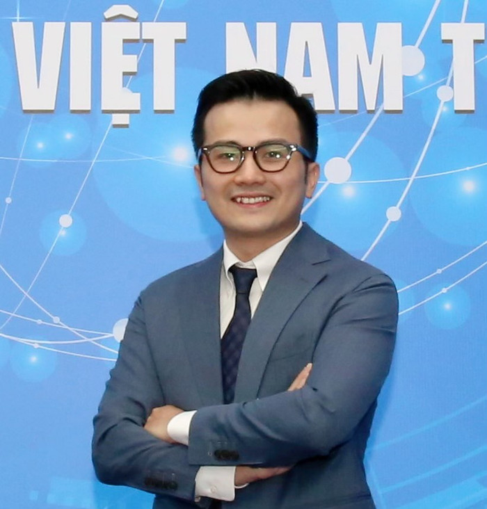 Phó giáo sư, Tiến sĩ Trần Xuân Bách, sinh ngày 05/10/1984, quê ở xã Vạn Điểm, huyện Thường Tín, Hà Nội. Ành: Trường Đại học Y Hà Nội Phó giáo sư, Tiến sĩ Trần Xuân Bách, sinh ngày 05/10/1984, quê ở xã Vạn Điểm, huyện Thường Tín, Hà Nội. Ành: Trường Đại học Y Hà Nội
