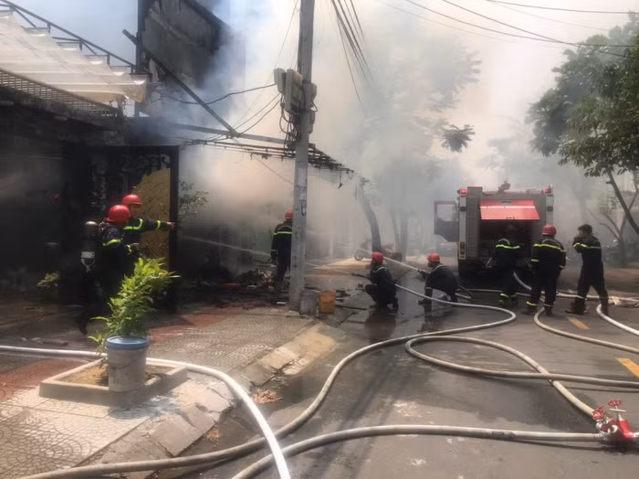 Hình ảnh Cường cùng đồng đội trong một lần chữa cháy thực tế. Ảnh: NVCC