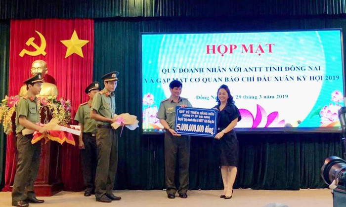 Đại tá Huỳnh Tiến Mạnh - Giám đốc Công an tỉnh Đồng Nai tiếp nhận số tiền 5 tỷ đồng từ bà Nguyễn Phương Hằng (Quỹ từ thiện Hằng Hữu, Công ty cổ phần Đại Nam). (Ảnh: Đ.H) Đại tá Huỳnh Tiến Mạnh - Giám đốc Công an tỉnh Đồng Nai tiếp nhận số tiền 5 tỷ đồng từ bà Nguyễn Phương Hằng (Quỹ từ thiện Hằng Hữu, Công ty cổ phần Đại Nam). (Ảnh: Đ.H)