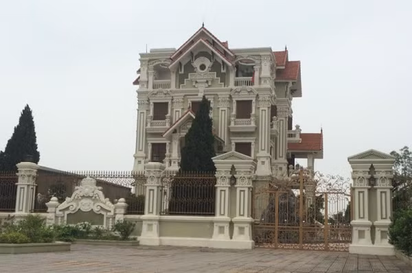 Công trình không giấy phép, mọc trên đất lấn chiếm ngay cạnh Quốc lộ 1A tại huyện Phú Xuyên, TP. Hà Nội. Ảnh: Phan Thiên Công trình không giấy phép, mọc trên đất lấn chiếm ngay cạnh Quốc lộ 1A tại huyện Phú Xuyên, TP. Hà Nội. Ảnh: Phan Thiên