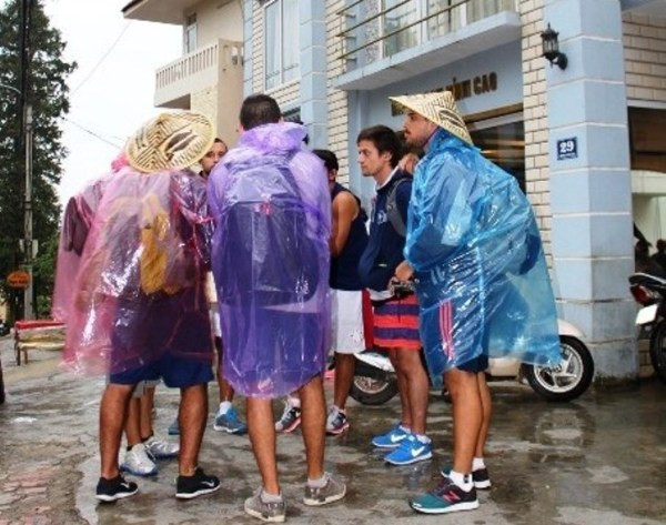 Khách hàng ngơ ngác trước màn &quot;chào hỏi&quot; của Khách sạn Đỉnh Cao. Ảnh: Lao Động