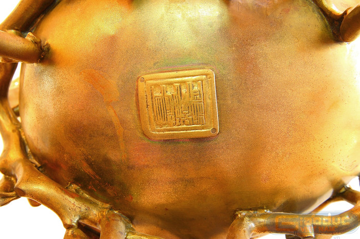 Dấu triện đánh dấu đồ dùng dành riêng cho hoàng tộc triều Nguyễn.