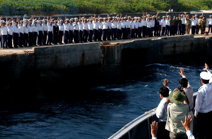 Những chuyến tàu từ đất liền, ấm tình người vẫn thường xuyên ra đảo… Những chuyến tàu từ đất liền, ấm tình người vẫn thường xuyên ra đảo…