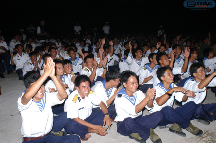 Trường Sa rì rào sóng biển, rộn rã tiếng cười.