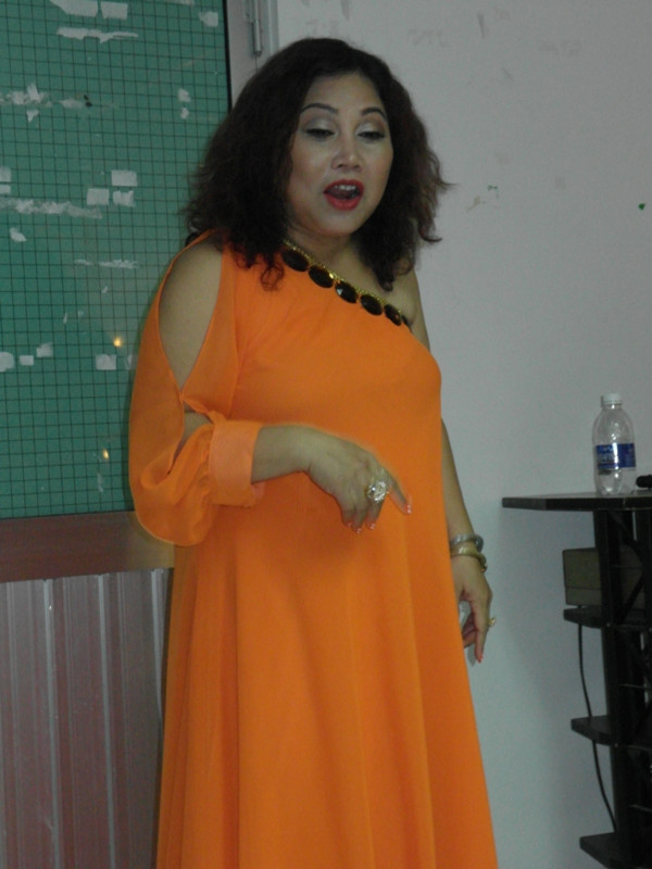 Không có sự phân biệt nào khi chị trò chuyện với một diva như Hồng Nhung và một vũ công bình thường. Tất cả đều thân tình. Không có sự phân biệt nào khi chị trò chuyện với một diva như Hồng Nhung và một vũ công bình thường. Tất cả đều thân tình.