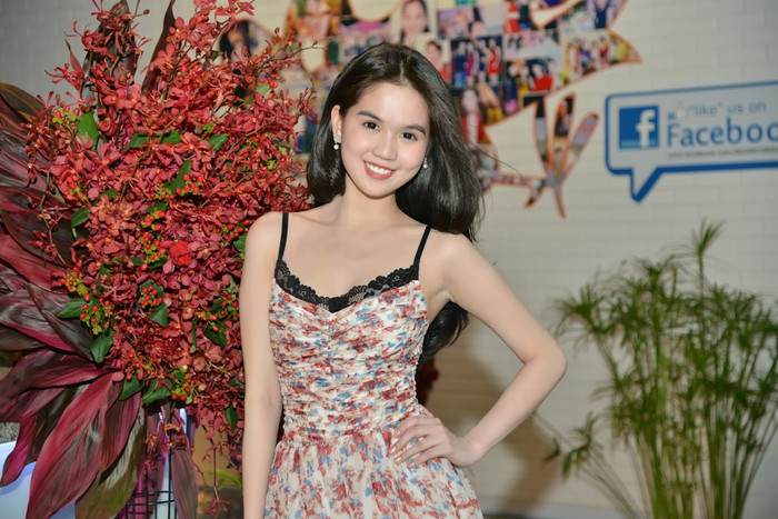 Xuất hiện tại nhà hàng Con Gà Trống (TP.HCM) Ngọc Trinh đẹp rạng ngời.... Xuất hiện tại nhà hàng Con Gà Trống (TP.HCM) Ngọc Trinh đẹp rạng ngời....