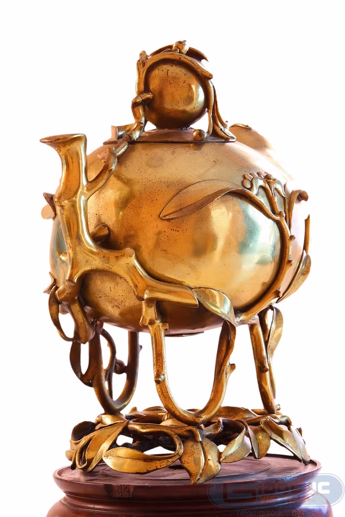 Khi sang Pháp, người thanh niên tên P.N có gặp lại người bạn cũ, là cháu nội của bà Tôn Nữ Khả Ái. Biết P.N có niềm đam mê sưu tầm đồ cổ, người bạn này đã giới thiệu P.N đến gặp bà nội của mình. Nhìn thấy bộ lư lóng lánh ánh vàng, P.N rất thích thú và năn nỉ bà Tôn Nữ Khả Ái nhường lại cho mình, với giá 11,5 lượng vàng. Báu vật lư quả đào của Hoàng Thái hậu Từ Dũ đang được P.N cất giữ tại TP.HCM. Khi sang Pháp, người thanh niên tên P.N có gặp lại người bạn cũ, là cháu nội của bà Tôn Nữ Khả Ái. Biết P.N có niềm đam mê sưu tầm đồ cổ, người bạn này đã giới thiệu P.N đến gặp bà nội của mình. Nhìn thấy bộ lư lóng lánh ánh vàng, P.N rất thích thú và năn nỉ bà Tôn Nữ Khả Ái nhường lại cho mình, với giá 11,5 lượng vàng. Báu vật lư quả đào của Hoàng Thái hậu Từ Dũ đang được P.N cất giữ tại TP.HCM.