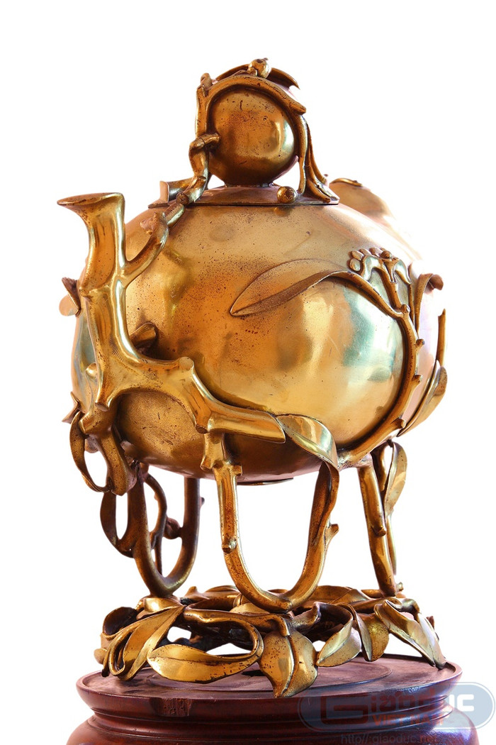 Khi sang Pháp, người thanh niên tên P.N có gặp lại người bạn cũ, là cháu nội của bà Tôn Nữ Khả Ái. Biết P.N có niềm đam mê sưu tầm đồ cổ, người bạn này đã giới thiệu P.N đến gặp bà nội của mình. Nhìn thấy bộ lư lóng lánh ánh vàng, P.N rất thích thú và năn nỉ bà Tôn Nữ Khả Ái nhường lại cho mình, với giá 11,5 lượng vàng. Báu vật lư quả đào của Hoàng Thái hậu Từ Dũ đang được P.N cất giữ tại TP.HCM.