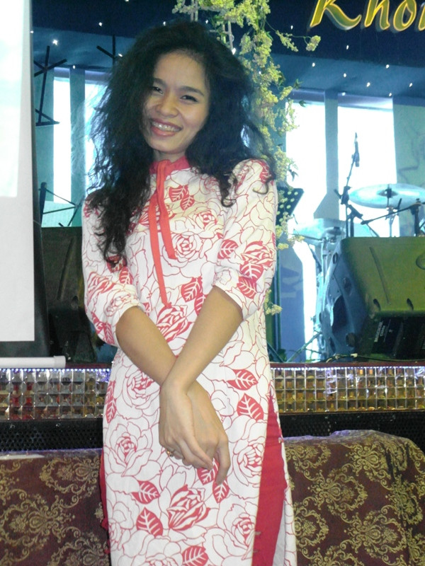 Nụ cười tươi tắn luôn hiện diện trên gương mặt Đồng Lan trong lúc chụp ảnh.