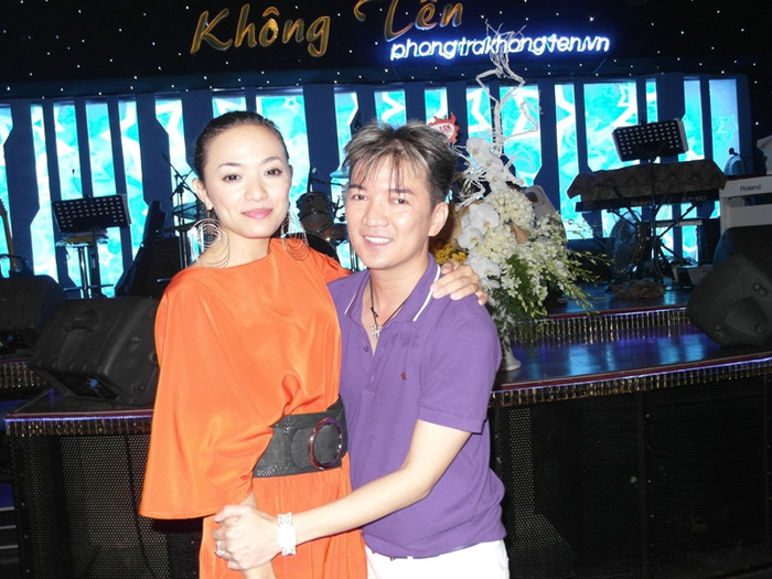 Thân mật với Tina Tình trước khi chia tay. Thân mật với Tina Tình trước khi chia tay.