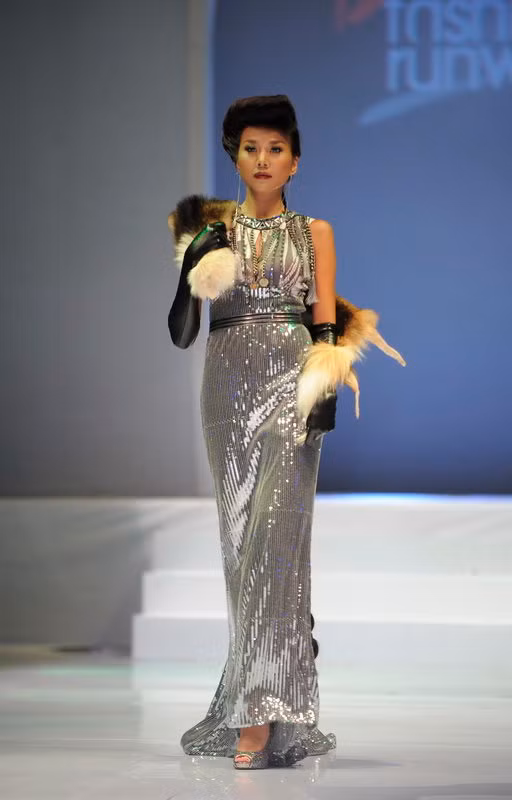 Ánh mắt sắc lạnh, đầy biểu cảm trên gương mặt tròn xinh xắn đậm nét Á Đông đã góp phần tạo cho cô một thần thái không lẫn với bất kỳ người mẫu nào...